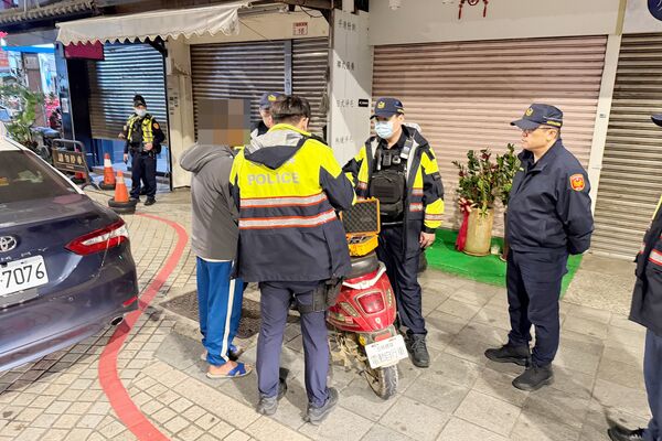 ▲桃園市警局中壢警方昨晚執行「雷霆除暴」勤務，查獲泰籍男子酒後騎乘電動車。（圖／中壢警方提供）