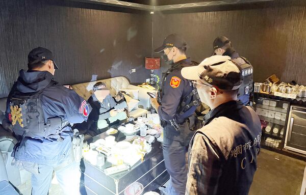 ▲桃園市警局中壢警方昨晚執行「雷霆除暴」勤務，針對酒店進行臨檢。（圖／中壢警方提供）