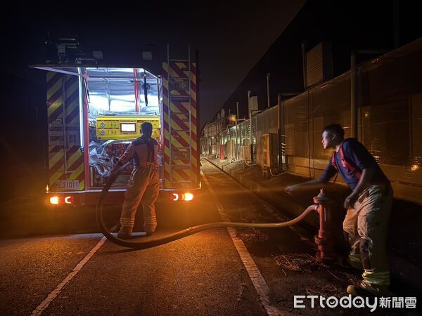 ▲白河秀祐橋旁廢棄物起火，火勢延燒逾3千平方公尺，消防全力搶救。（圖／記者林東良翻攝，下同）