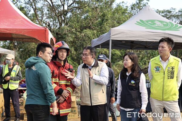 ▲白河秀祐橋旁廢棄物起火，火勢延燒逾3千平方公尺，消防全力搶救。（圖／記者林東良翻攝，下同）