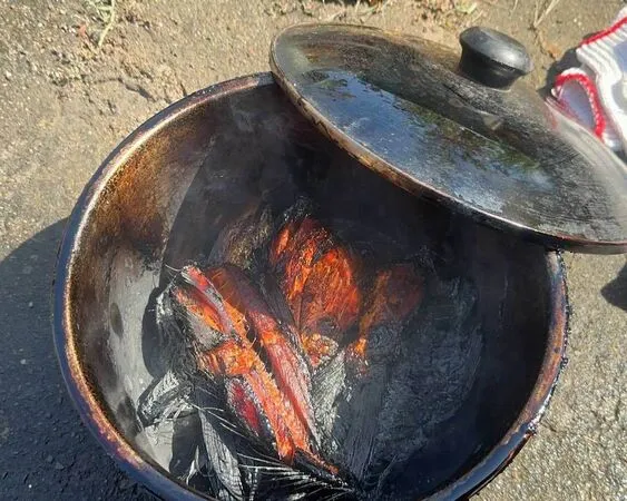 ▲午仔魚煎到臭伙搭。（圖／消防提供）