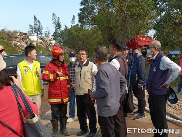 ▲後壁區烏樹林風災廢棄物暫置場深夜起火，消防隊通宵搶救，市長黃偉哲赴現場視察，要求盡快阻斷悶燒，降低延燒風險。（記者林東良翻攝，下同）