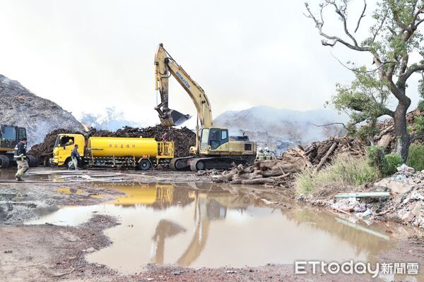 ▲後壁區烏樹林風災廢棄物暫置場深夜起火，消防隊通宵搶救，市長黃偉哲赴現場視察，要求盡快阻斷悶燒，降低延燒風險。（記者林東良翻攝，下同）