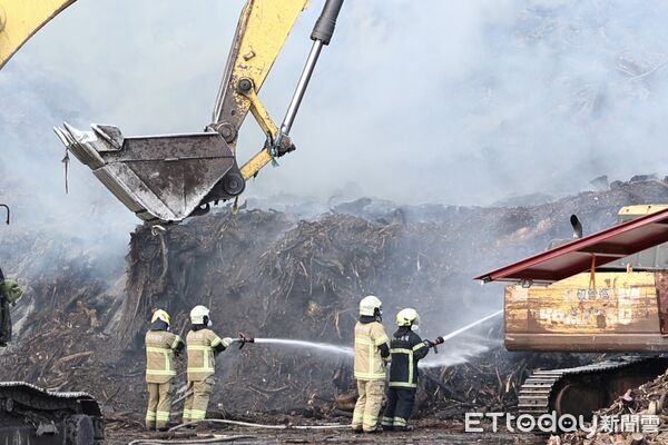 ▲後壁區烏樹林風災廢棄物暫置場深夜起火，消防隊通宵搶救，市長黃偉哲赴現場視察，要求盡快阻斷悶燒，降低延燒風險。（記者林東良翻攝，下同）