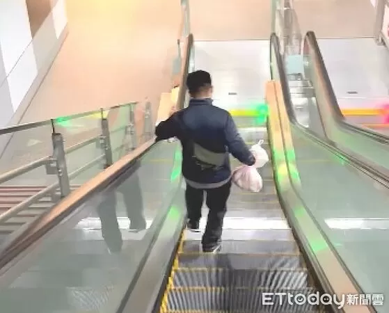 ▲李男被發現轉頭，逆著手扶梯方向就跑。（圖／記者陸運陞翻攝）