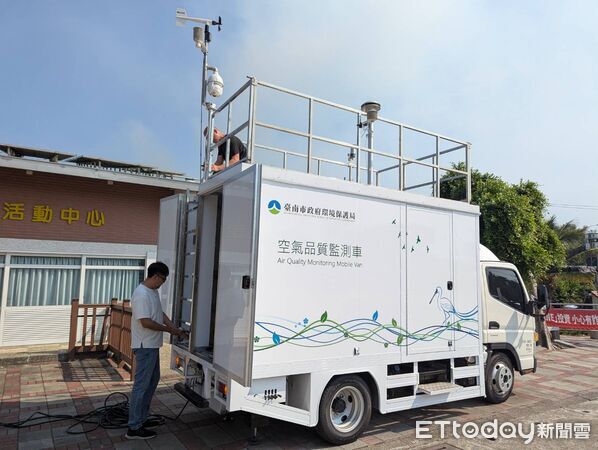 ▲烏樹林風災廢棄物暫置區深夜起火，環保局與消防局合力迅速控制火勢，移動式空氣品質監測車首度上前線，24小時監測PM2.5、PM10即時資料。（記者林東良翻攝，下同）