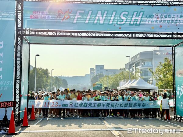 ▲紅崴觀光工廠半程馬拉松嘉年華登場，逾千名跑者齊聚安南區開跑，黃偉哲到場為跑者加油，肯定活動結合觀光與運動的創新模式。（記者林東良翻攝，下同）
