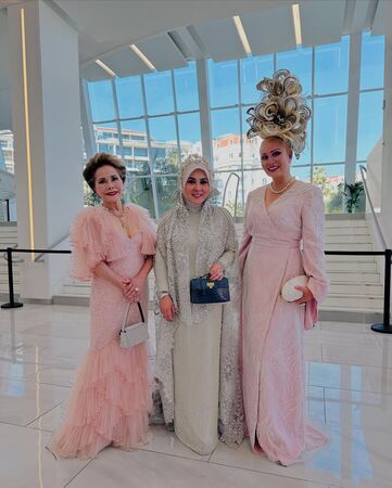 黛薇夫人以犀利直言與獨特氣場在綜藝節目中走紅，被視為日本最敢言的名媛貴婦之一。（翻攝自dewisukarnoofficial IG）