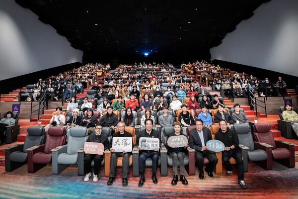 ▲總統賴清德（右起）和《大濛》導演陳玉勳、監製葉如芬、監製李烈致意。（圖／牽猴子提供）