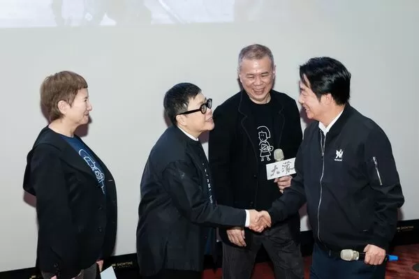 ▲總統賴清德（右起）和《大濛》導演陳玉勳、監製葉如芬、監製李烈致意。（圖／牽猴子提供）