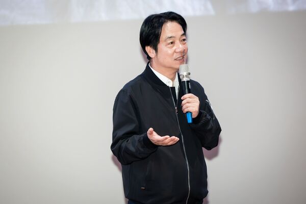 ▲總統賴清德（右起）和《大濛》導演陳玉勳、監製葉如芬、監製李烈致意。（圖／牽猴子提供）