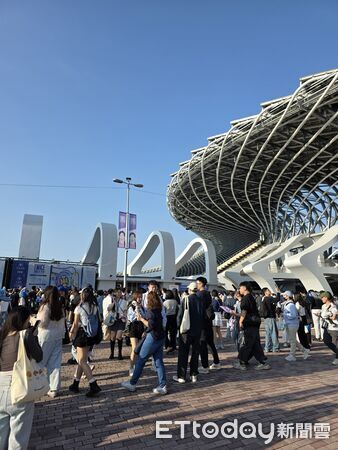 ▲▼ TWICE高雄世運演唱會場外     。（圖／記者吳睿慈攝）