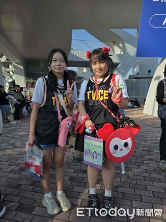▲▼TWICE高雄演唱會場外。（圖／記者吳睿慈攝）