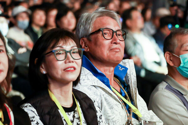 ▲▼秦祥林與老婆曹昌莉現身相挺。（圖／讀者提供）