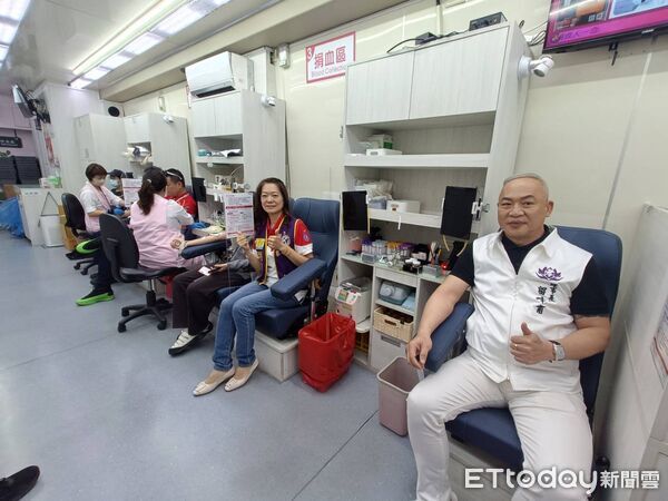 ▲創會會長留峰甫與公益大使連靜雯一同號召民眾捐血。（圖／記者游瓊華翻攝）