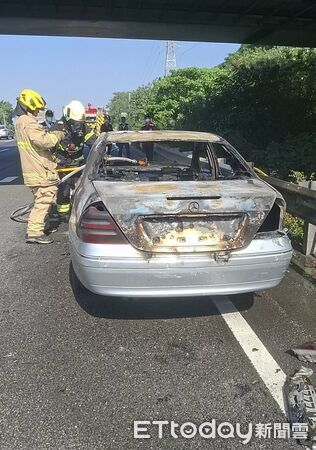 ▲國道一號北上楠梓段發生火燒車。（圖／記者吳奕靖翻攝）