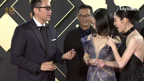 ▲金馬62紅毯，《深度安靜》劇組，張孝全帶幸運物。