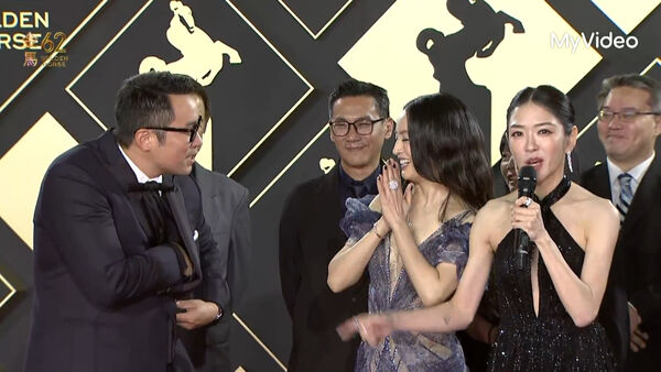 ▲金馬62紅毯，《深度安靜》劇組，張孝全帶幸運物。