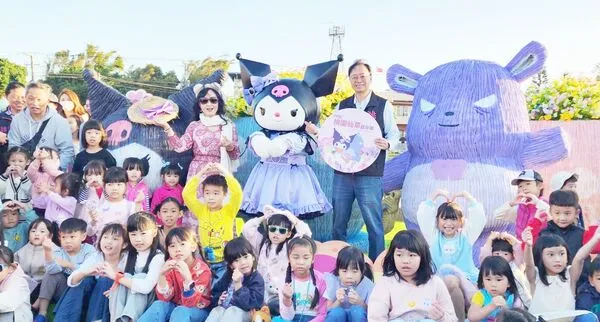 ▲2025桃園仙草嘉年華活動今天下午在楊梅休閒農業區揭幕，市長張善政伉儷與大小朋友們開心合影。（圖／市府農業局提供）