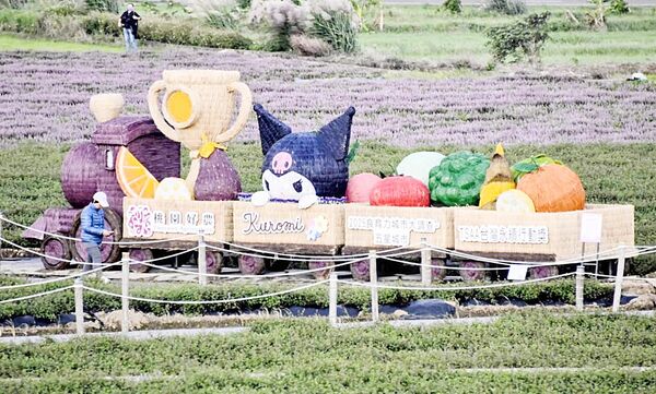 ▲2025桃園仙草嘉年華活動今天揭幕，現場田間有可愛的「酷洛米」美拍主題裝置藝術非常吸睛。（圖／市府農業局提供）