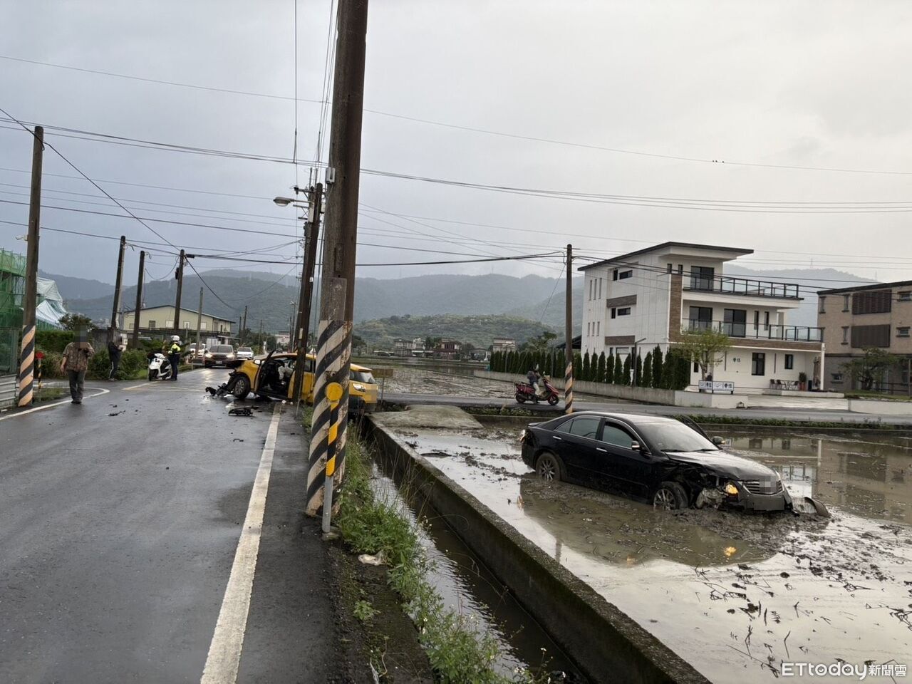 路口沒減速猛撞！宜蘭自小客飛進田裡畫面曝　噴驚人水花