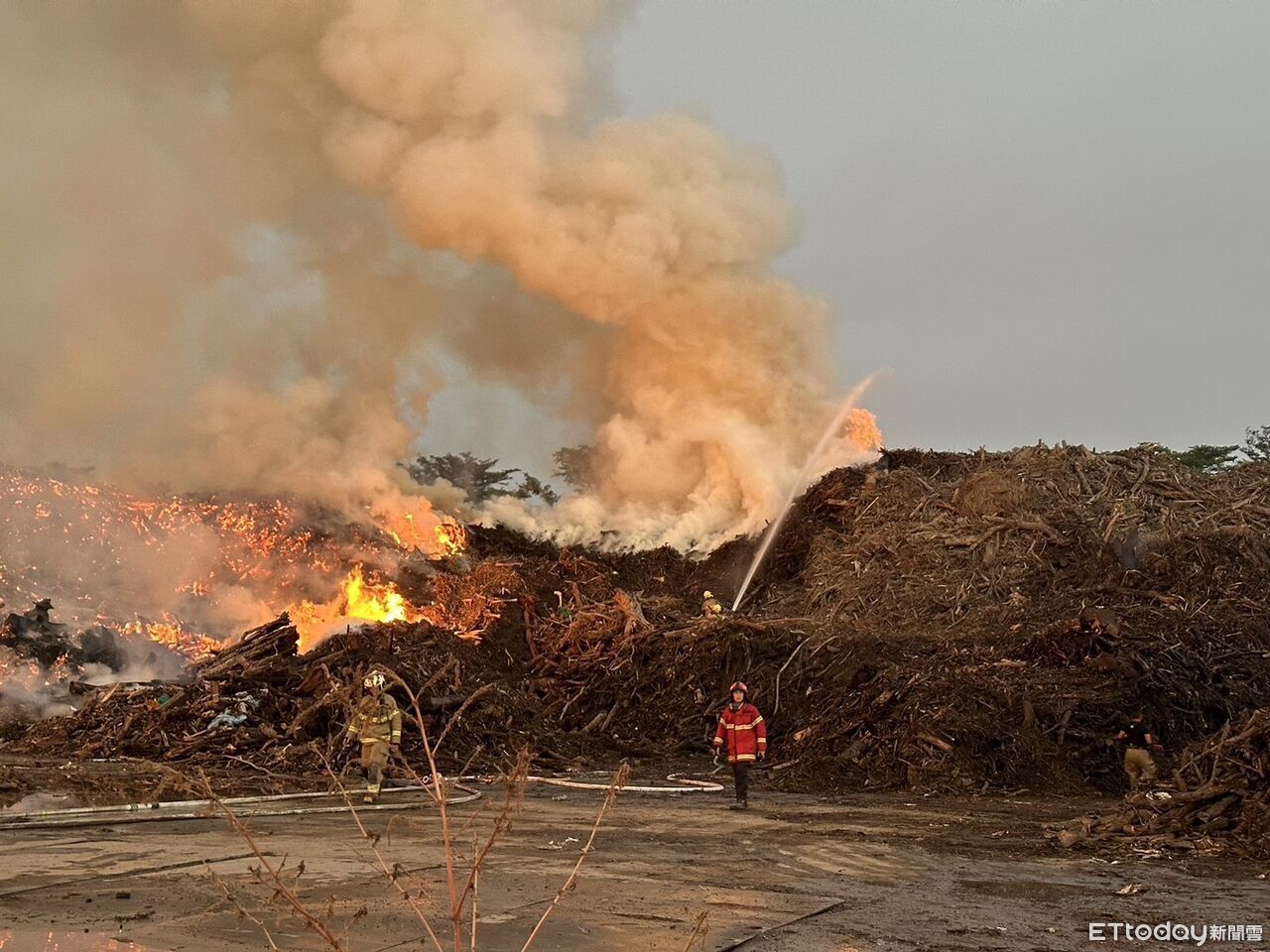 白河廢棄物深夜大火!3千平方公尺燃燒 27車62人徹夜搶救