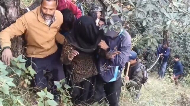 ▲▼她遇熊襲「臉被撕爛」渾身是血！　ＯＯ受困印度森林。（圖／翻攝X@PyaraUKofficial）