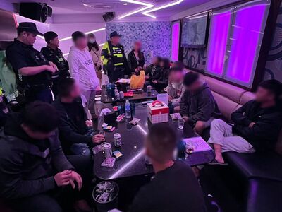 4男KTV玩「推筒子」遭臨檢　打包蛋糕進警局開同學會