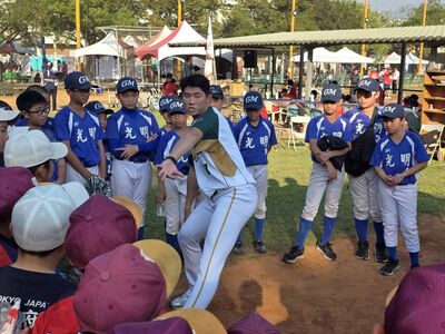 時隔30年後再次造訪美濃 黃甘霖親授小球員「不僵屍跳」跑壘技巧