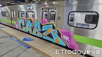 列車遭噴漆大面積塗鴉　台鐵報案將求償
