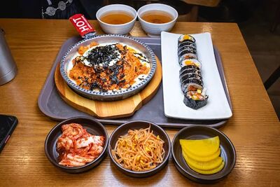 韓國明洞夜市旁「24小時」紫菜包飯！