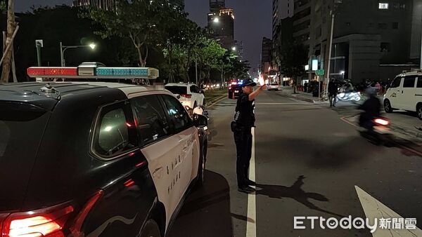 ▲▼高雄大順一路驚險車禍，男子頭暈駕車撞輕軌號誌桿，臉部擦傷無大礙。（圖／記者吳奕靖翻攝）