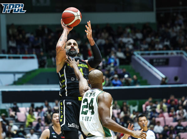 ▲雲豹克羅馬、高錦瑋，國王桑尼。（圖／TPBL職籃提供）