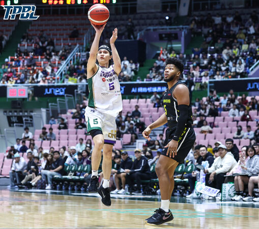 ▲雲豹克羅馬、高錦瑋，國王桑尼。（圖／TPBL職籃提供）