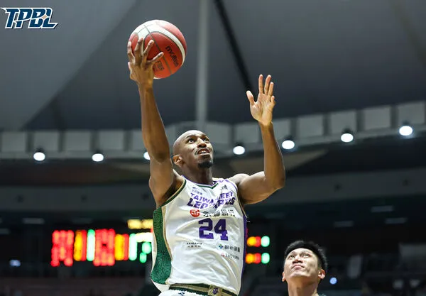 ▲雲豹克羅馬、高錦瑋，國王桑尼。（圖／TPBL職籃提供）