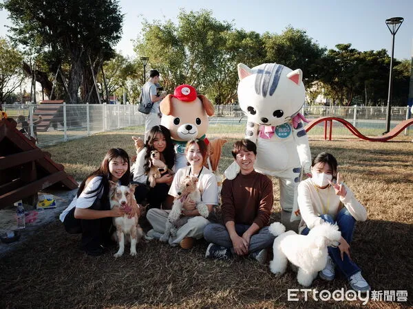 ▲台南安南東和里寵物友善公園啟用，吸引許多飼主帶毛孩共襄盛舉。（記者林東良翻攝，下同）