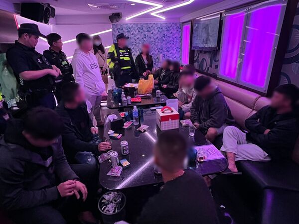 KTV4男玩「推筒子」遭臨檢　打包蛋糕進警局開同學會