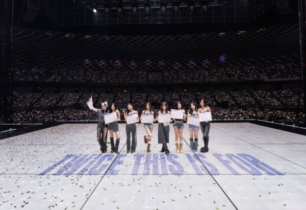 ▲▼TWICE世運高清官方照出爐！壯觀煙火現場曝　娜璉繁中： 。（圖／翻攝自TWICE IG）