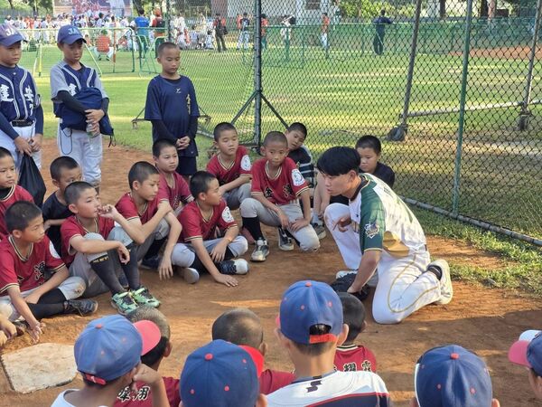 ▲黃甘霖親授小球員「不僵屍跳」跑壘技巧。（圖／徐生明少棒錦標賽提供，下同）
