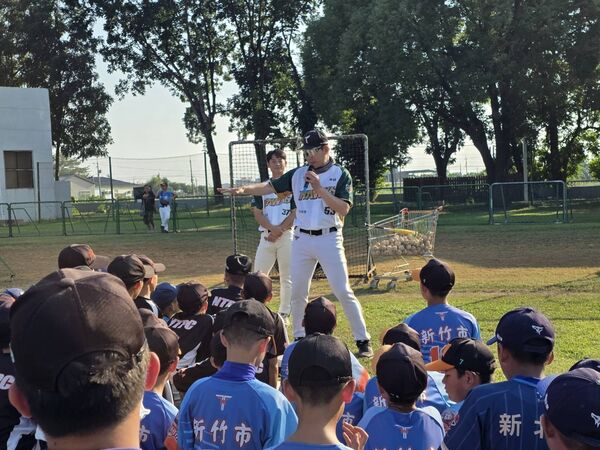 ▲黃甘霖親授小球員「不僵屍跳」跑壘技巧。（圖／徐生明少棒錦標賽提供，下同）