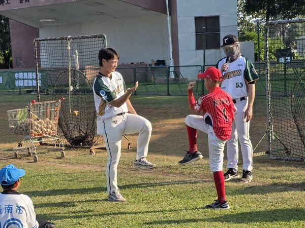 ▲黃甘霖親授小球員「不僵屍跳」跑壘技巧。（圖／徐生明少棒錦標賽提供，下同）