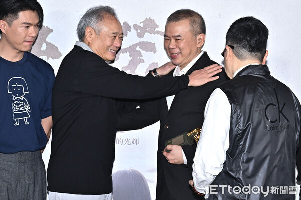 ▲▼第62屆金馬獎，大濛慶功宴/李安導演特地前來向陳玉勳導演致意。（圖／記者李毓康攝）