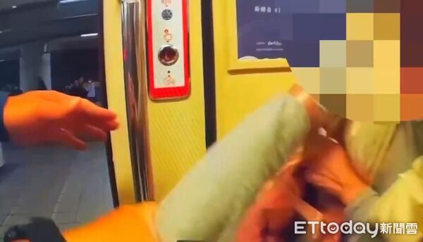 ▲▼     捷運亮刀        。（圖／記者張君豪翻攝）