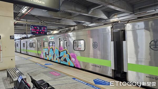 ▲▼台鐵列車遭塗鴉。（圖／讀者提供）