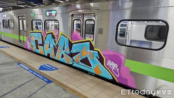 ▲▼台鐵列車遭塗鴉。（圖／讀者提供）