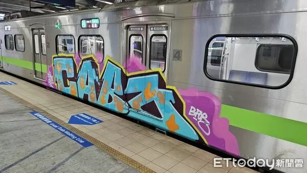 ▲▼台鐵列車遭塗鴉。（圖／讀者提供）