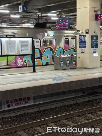 ▲▼台鐵列車遭塗鴉。（圖／讀者提供）