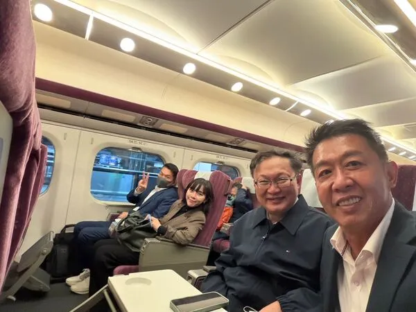 ▲▼民進黨立委許智傑PO出與同黨高雄屏東立委李柏毅、黃捷、徐富癸搭高鐵的合影。（圖／翻攝自Threads／@leer0105）