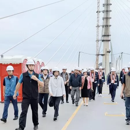 ▲▼前總統蔡英文、前行政院長蘇貞昌一起去參觀明年即將完工的淡江大橋。（圖／蔡英文臉書）