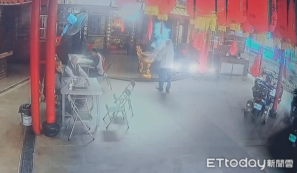 ▲▼基隆宮廟萬安堂氣爆，老翁臟器外露搶救中。（圖／記者郭世賢翻攝）